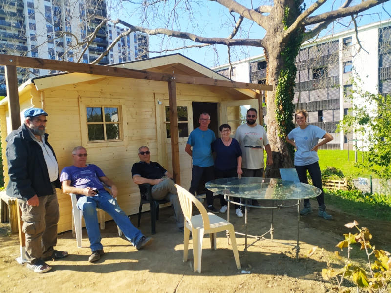 L'équipe de construction du cabanon devant son ouvrage
