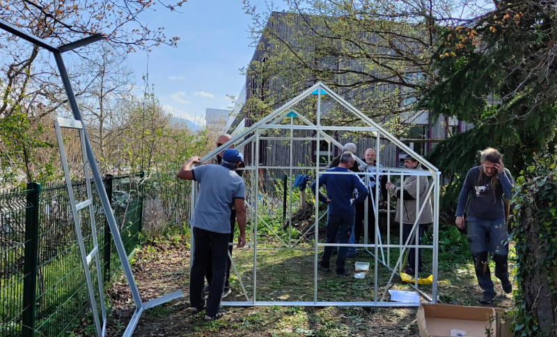 l'équipe de montage au travail